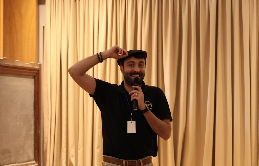 Giuseppe Cinquerrui sul palco del TEDx mentre racconta la storia di Paesano.